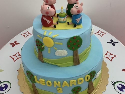 torta compleanno con decorazioni peppa pig