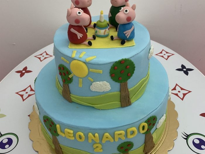 torta compleanno con decorazioni peppa pig