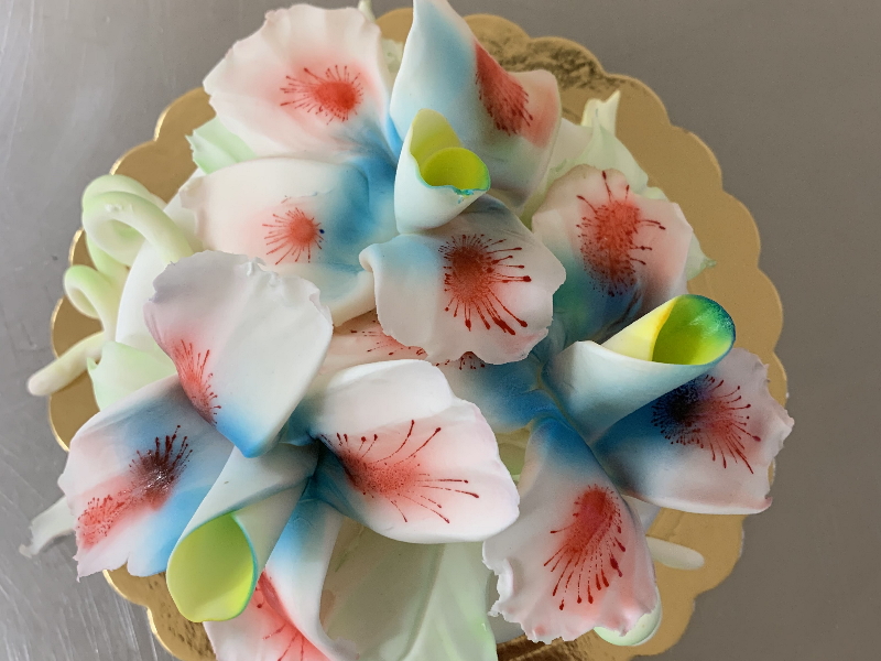 torta decorata con petali colorati